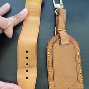 Etiqueta de identificação para bagagem de couro vachetta Louis Vuitton com etiqueta de identificação e fivela de alça poignet #11442