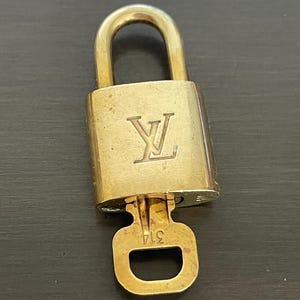 Cadeado especial Louis Vuitton Pinkerly e uma chave #314, latão