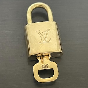 Cadeado especial Louis Vuitton Pinkerly e uma chave nº 301, latão