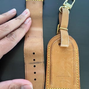 Etiqueta de identificação para bagagem de couro vachetta Louis Vuitton com etiqueta de identificação e fivela de alça poignet #11456