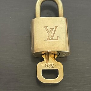 Cadeado especial Louis Vuitton Pinkerly e uma chave nº 320, latão nº 11716