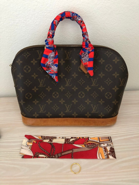 Louis Vuitton Pochette Métis with Lv logo scarf, Luxury, Bags & Wallets on  Carousell