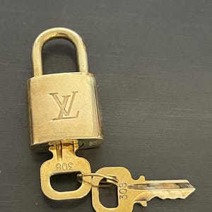 Cadeado Louis Vuitton e duas chaves sem polimento nº 308 latão nº 11745