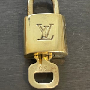 Cadeado Louis Vuitton especial Pinkerly e uma chave #315 em latão