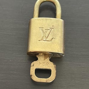 Cadeado especial Louis Vuitton Pinkerly e uma chave #324, latão