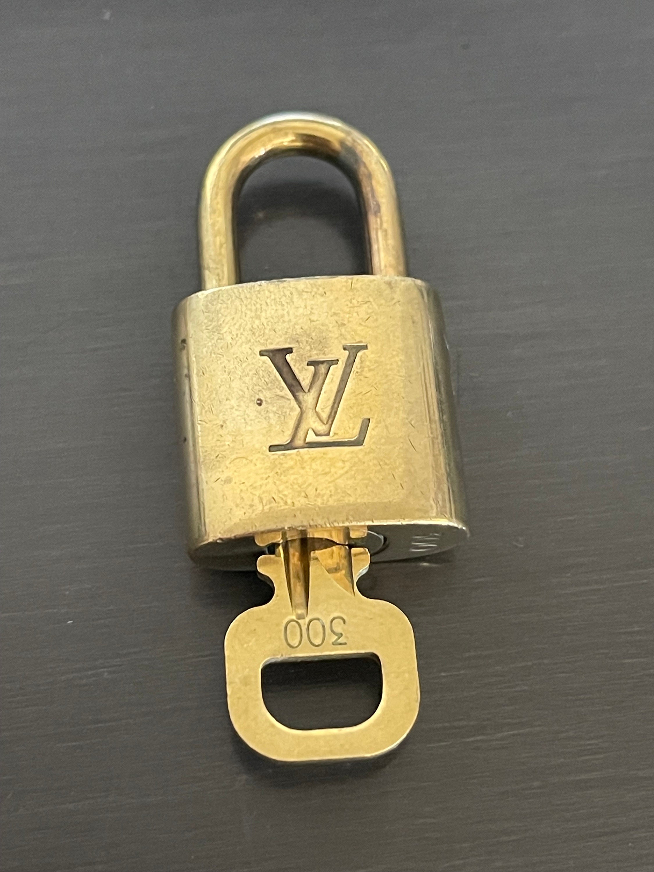 LOUIS VUITTON Cadena Dial padlock padlock brass gold unisex Used –
