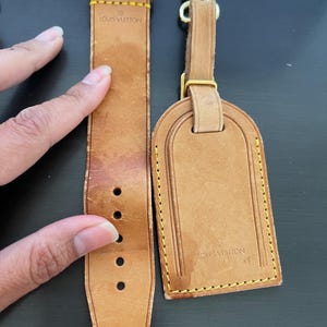 Etiqueta de identificação para bagagem de couro vachetta Louis Vuitton com etiqueta de nome e fivela de alça poignet #11401