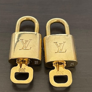 Louis Vuitton dois cadeados e CHAVES #300 e 306, latão #11683