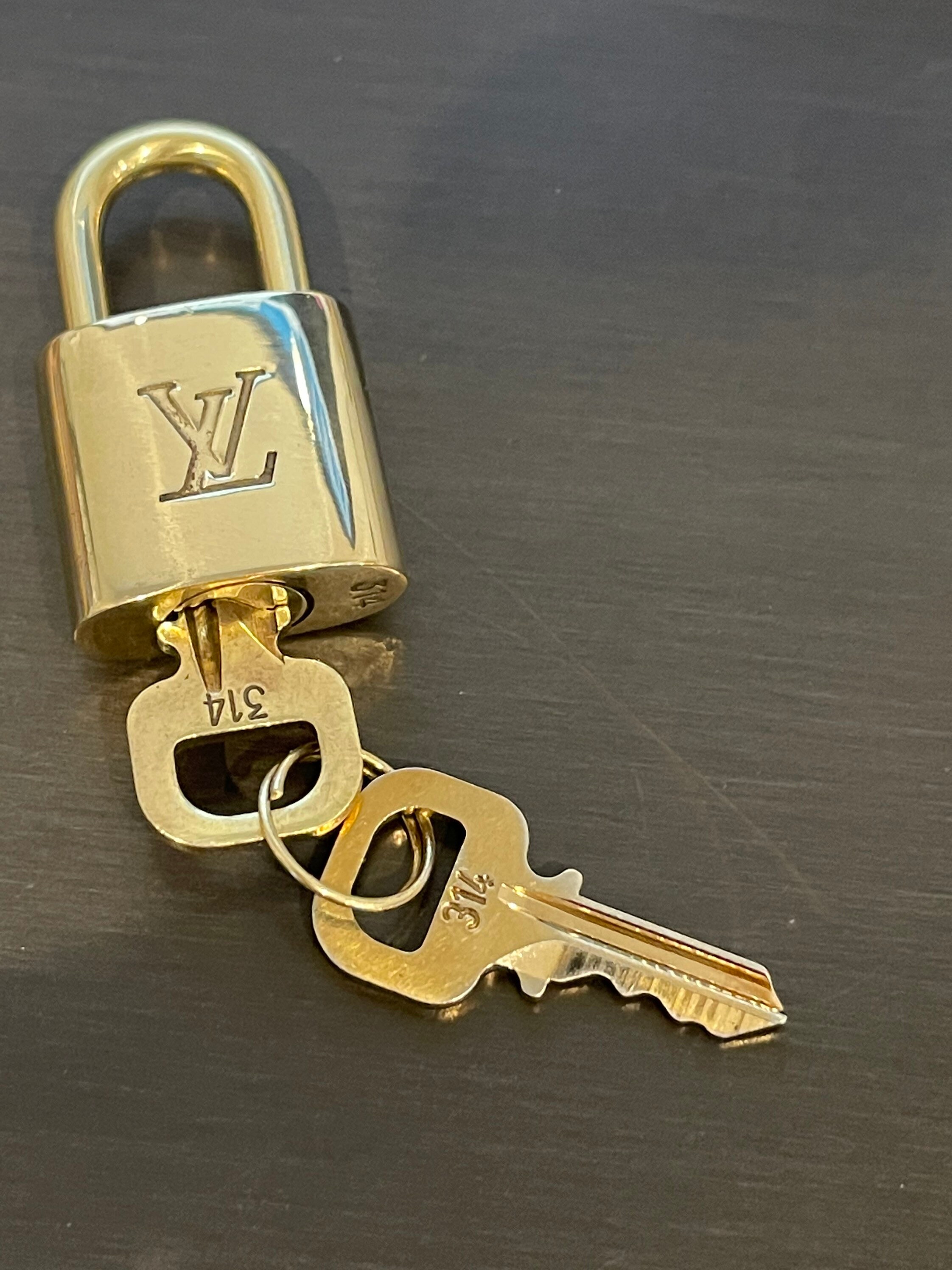 Candado louis vuitton original precio hotsell