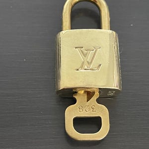 Cadeado especial Louis Vuitton Pinkerly e uma chave #328, latão