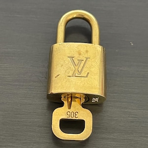 Cadeado Louis Vuitton especial Pinkerly e uma chave #305 em latão