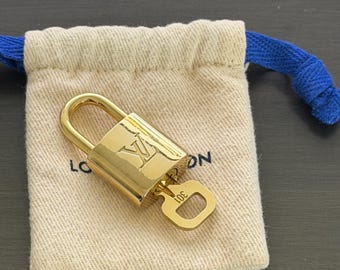 Candado Pinkerly Special Louis Vuitton y una llave #301 con bolsa guardapolvo de latón #12389