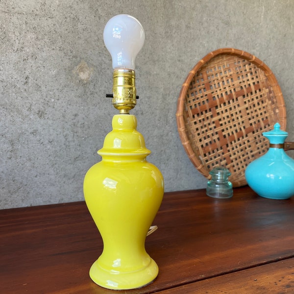 Vintage 1970s LEMON YELLOW Ceramic Ginger Jar form table lamp - Chinoiserie / Postmodern decor // Tested - super clean