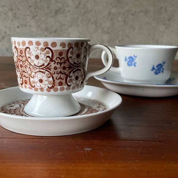 4/pc ARABIA FINLAND espresso demitasse cup/saucer group — c1950s-60s // Signed - No chips // Made in Finland — Scandinavian design