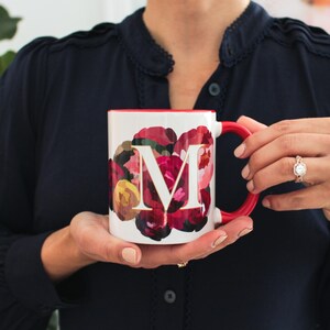 Lebendiges Purpurrotes Blumen Monogramm Tasse - Bunter Roter Griff - Personalisierter Buchstabe M - Schöne Keramiktasse - Perfektes Geschenk für Mama