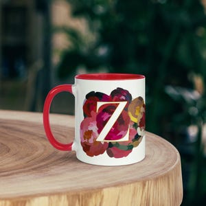 Taza personalizada con monograma floral carmesí (letra Z) de cerámica colorida con asa roja. Regalo para amantes de las flores y el Día de la Madre.