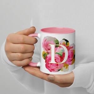 Taza con monograma de flores rosas - Letra D - Asa e interior rosas