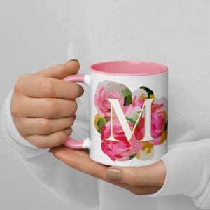Flores Rosas - Caneca Monograma - Letra M - Alça Cor-de-Rosa, Amarela ou Verde - Presente Perfeito para o Dia das Mães