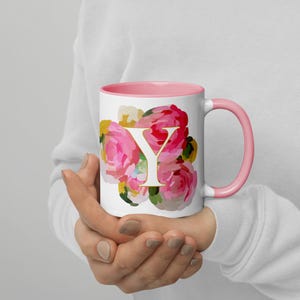 Taza personalizada con monograma floral rosa (letra Y) de cerámica colorida con asa rosa, verde o amarilla. Regalo para el Día de la Madre.