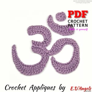 Puede incluir: Una aplicación de crochet de color morado que representa el símbolo Om. El patrón está disponible para descargar en PDF. Aplicaciones de crochet de E.D'Angels.