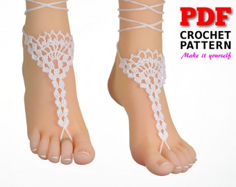 Può includere: Sandali a piedi nudi in crochet bianco con un delicato motivo a pizzo. I sandali sono legati con lacci bianchi intorno alla caviglia. Modello di uncinetto PDF - Fallo da te. Sandali a piedi nudi di E.D'Angels Designs.