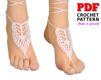 Può includere: Sandali a piedi nudi in crochet bianco con un motivo delicato. I sandali sono legati intorno alla caviglia con un design incrociato. Modello di uncinetto PDF incluso. Il testo "Fai da te" è incluso.