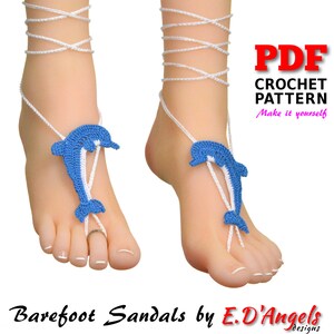 Puede incluir: Patrón de crochet PDF para sandalias descalzas con un diseño de delfín azul. "Hazlo tú mismo" está escrito en rosa. Sandalias descalzas de E.D'Angels Designs.