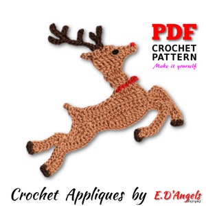 Könnte beinhalten: PDF-Häkelmuster für eine braune Rentier-Applikation mit roten Geweih und einer roten Nase. Das Muster trägt den Titel "Crochet Appliques by E.D'Angels Designs".