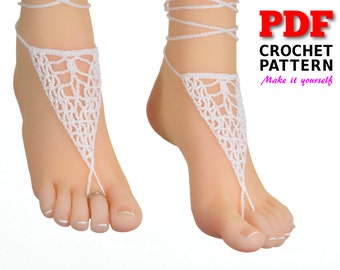 Può includere: Sandali a piedi nudi in crochet bianco con un anello per il dito del piede. I sandali sono legati alla gamba con un motivo a croce. Modello di uncinetto PDF - Fallo da te. Sandali a piedi nudi di E.D'Angels Designs.