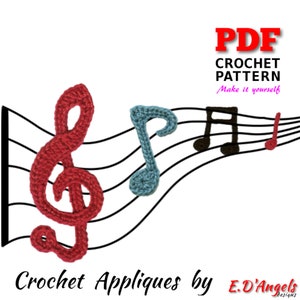 Può includere: Modello a crochet PDF per la realizzazione di applicazioni di note musicali. Il modello include una chiave di violino, una chiave di basso e due note nere. Le note sono all'uncinetto in filato rosso, blu e marrone.