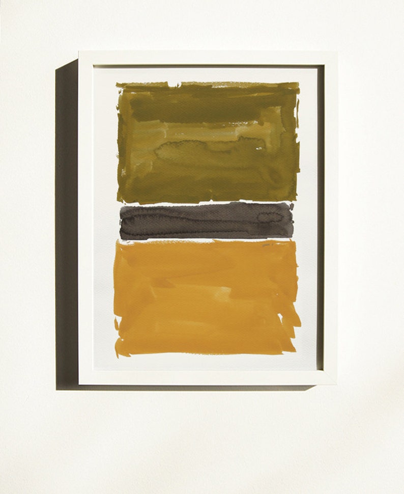 K&ouml;nnte beinhalten: Abstrakte Aquarellmalerei in einem wei&szlig;en Rahmen. Das Kunstwerk zeigt drei horizontale Farbbl&ouml;cke: Olivgr&uuml;n oben, ein dunkelbraunes Band in der Mitte und einen senfgelben Abschnitt unten. Das Gem&auml;lde hat eine moderne &Auml;sthetik.