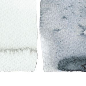 以下が含まれることがあります： 青、グレー、白の色合いの長方形の形が特徴的な抽象的な水彩画。アートワークは、目に見える筆致と色のバリエーションがあり、テクスチャ加工された外観になっています。構成はシンプルでありながら視覚的に魅力的です。