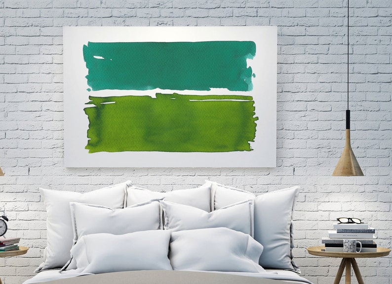 Op de afbeelding: Abstracte kunstafdruk met twee horizontale kleurvlakken. Het bovenste vlak is een diepblauwgroen, en het onderste vlak is een lichter, levendig groen. Het kunstwerk wordt getoond op een wit canvas tegen een witte bakstenen muur.