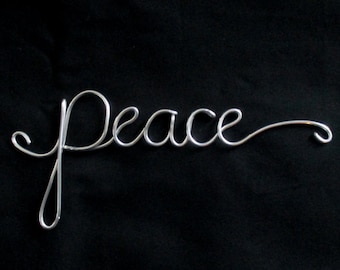 Paz con palabras de alambre, palabras de alambre, escritura con alambre, palabras con escritura de alambre, palabras cursivas con alambre, arte mural con palabras, palabras colgantes, adorno de alambre