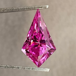 GFCO Zertifizierter Laborgezuechteter Knallpinker Saphir 2,50 ct 11,9x7mm Geometrischer Kite Schliff