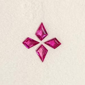 フューシャピンクの天然ルビー4石セット、合計0.54ct、4.7x3.1mmから5.0x3.3mm、凧形カット