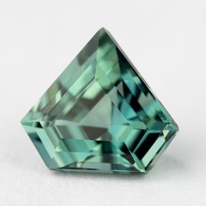 天然サファイア シールドカット 0.97ct ティールグリーン 6.22×6.86mm｜未加熱（販売者評価・第三者機関未確認）