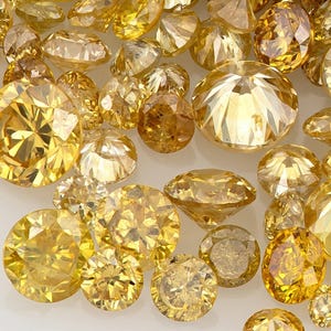 Natuurlijke Fancy Intense Orangish Brownish Yellow diamantmelee, rond 0,9–2 mm, verpakkingen van 5 of 10 stuks