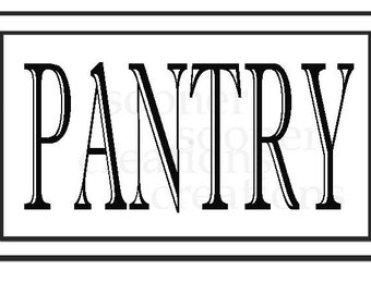 Op de afbeelding: Een zwart-wit bord met het woord "PANTRY" in een decoratief lettertype.