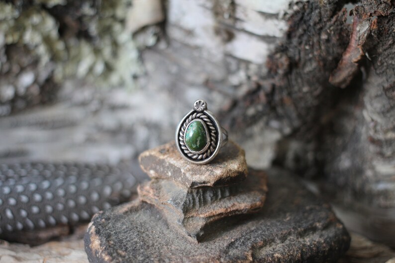 Vintage Delicate Fred Harvey Era Green Damele December Birthstone Turquoise Ring size 5.5 weighs 6.5 grams image 2