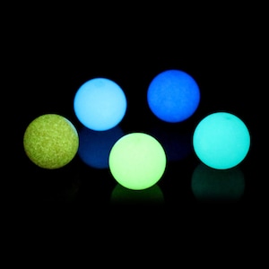 Perline luminose a foro, perline a sfera che brillano al buio.