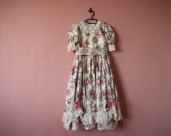 Beautiful Vintage Floral Ruffled, Puff Sleeve Girls Dress. Balloon Sleeve Lace trim long dress. Lace collared dress with bows. Rose pattern.