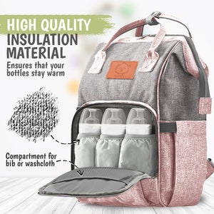 Pu&ograve; includere: Uno zaino per pannolini rosa e grigio con un scomparto per biberon e uno scomparto separato per un bavaglino o un panno per lavare. Lo zaino ha una tasca con cerniera sul davanti e un grande scomparto principale. Il testo "HIGH QUALITY INSULATION MATERIAL Ensures that your bottles stay warm" &egrave; stampato sullo zaino.
