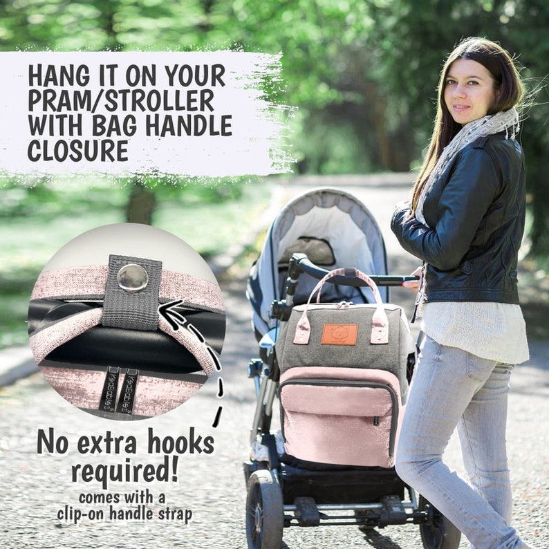 Pu&ograve; includere: Una borsa per pannolini grigia e rosa con una tracolla a clip. La borsa &egrave; appesa al manico di un passeggino. Il testo "HANG IT ON YOUR PRAM/STROLLER WITH BAG HANDLE CLOSURE" &egrave; visualizzato sopra l'immagine. Il testo "No extra hooks required! comes with a clip-on handle strap" &egrave; visualizzato sotto l'immagine.