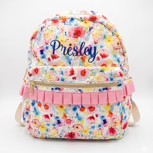 Mochila personalizada con volantes florales / Bolso pequeño bordado para niñas en edad preescolar, ideal para la vuelta al cole o para llevar de paseo.