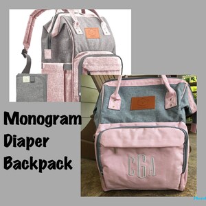Pu&ograve; includere: Uno zaino per pannolini grigio e rosa con un design monogrammato. Lo zaino ha un grande scomparto principale, una tasca frontale e due tasche laterali. Il monogramma &egrave; bianco e recita "CGA".