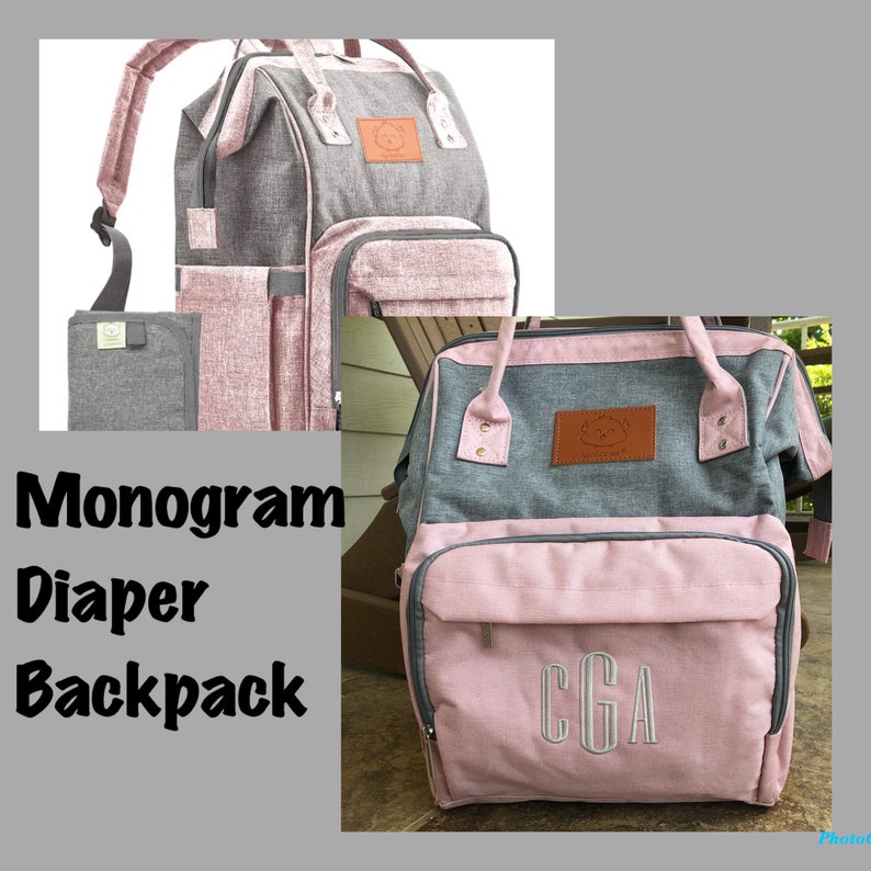 Pu&ograve; includere: Uno zaino per pannolini grigio e rosa con un design monogrammato. Lo zaino ha un grande scomparto principale, una tasca frontale e due tasche laterali. Il monogramma &egrave; bianco e recita "CGA".