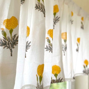 Cenefa con estampado de bloques de caléndula amarilla, cortinas para cocina y cafetería