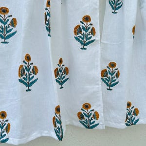 Cortina de lino estampada a mano, color mostaza y verde azulado, estilo rústico.