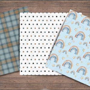 Op de afbeelding: Drie digitale papierpatronen met een blauw en bruin ruitpatroon, een witte achtergrond met zwarte en bruine sterren en een lichtblauwe achtergrond met regenboogbogen en gouden sterren.
